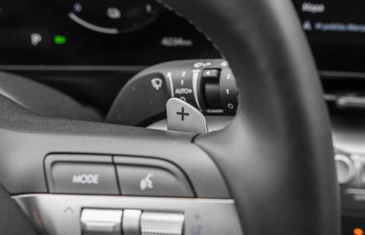 Hyundai Kona Hybrid 1.6 GDI 6DCT 2WD Platinum – wnętrze, łopatka przy kierownicy