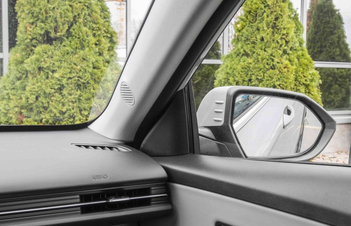 Hyundai Kona Hybrid 1.6 GDI 6DCT 2WD Platinum – wnętrze, słupek A i lusterko boczne