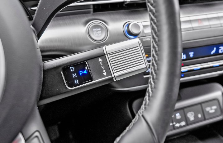 Hyundai Kona Hybrid 1.6 GDI 6DCT 2WD Platinum – wnętrze, wybierak kierunku jazdy