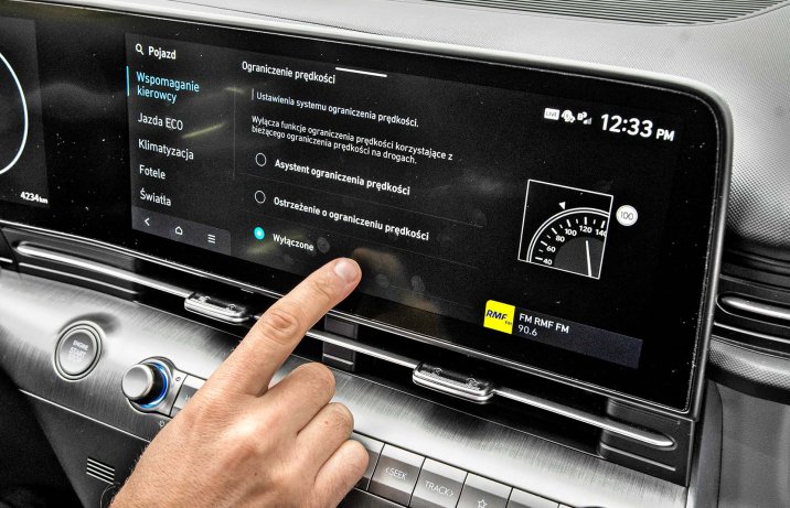 Hyundai Kona Hybrid 1.6 GDI 6DCT 2WD Platinum – wnętrze, wyświetlacz centralny