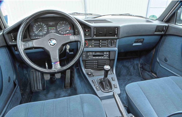 BMW 525i (E28) – deska rozdzielcza