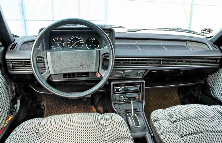 Audi 200 5E (C2) – deska rozdzielcza