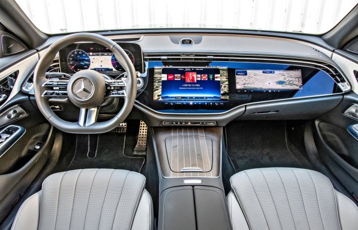 Mercedes E 220 d 4Matic – kokpit