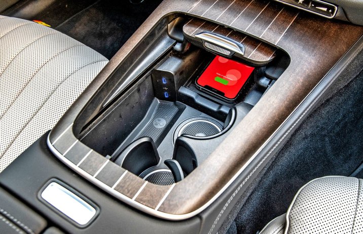 Mercedes E 220 d 4Matic – ładowarka indukcyjna