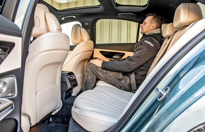 Mercedes E 220 d 4Matic – kanapa