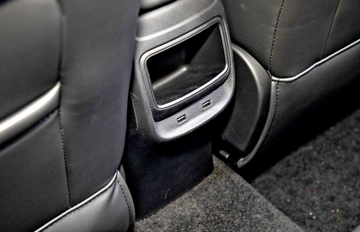 MG ZS 1.0T-GDI AUT Exclusive – wejścia USB z tyłu