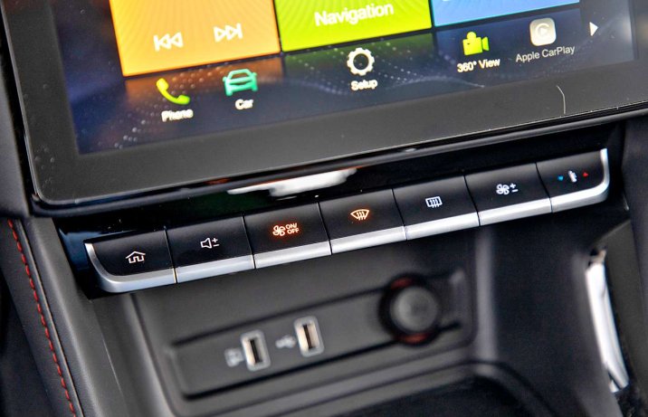 MG ZS 1.0T-GDI AUT Exclusive – deska rozdzielcza, przyciski skróty pod wyświetlaczem