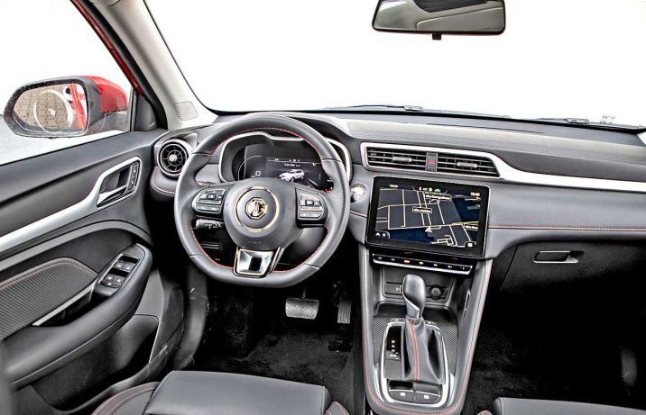 MG ZS 1.0T-GDI AUT Exclusive – deska rozdzielcza