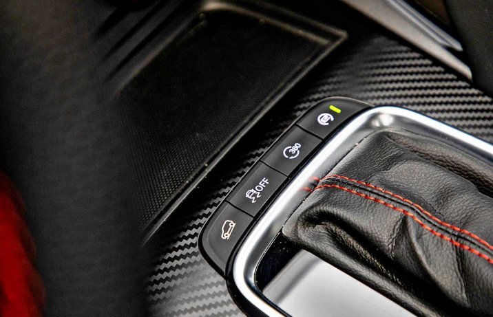 MG ZS 1.0T-GDI AUT Exclusive – deska rozdzielcza, przyciski skróty przy drążku skrzyni biegów