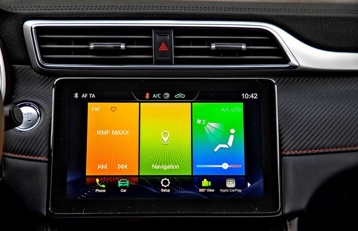 MG ZS 1.0T-GDI AUT Exclusive – deska rozdzielcza, wyświetlacz centralny