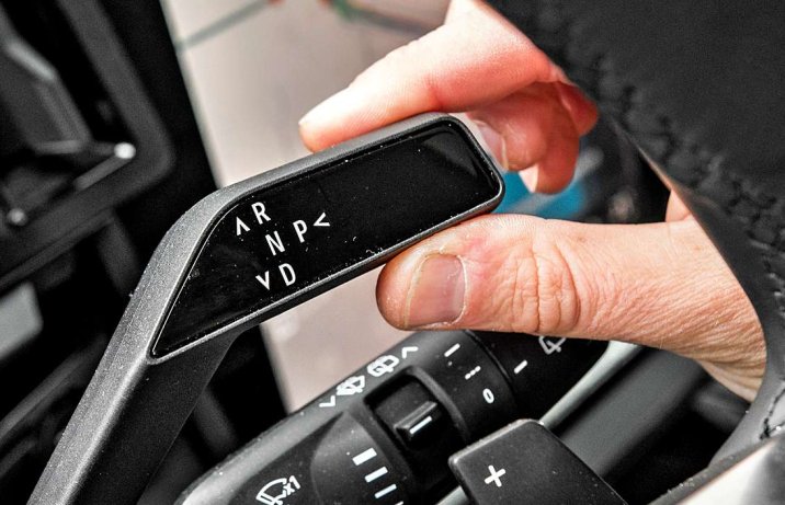 Renault Espace E-Tech full hybrid 200 iconic – deska rozdzielcza, dźwignia zmiany biegów