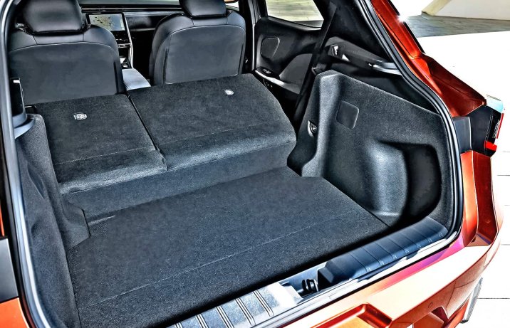 Lexus LBX – wnętrze, bagażnik