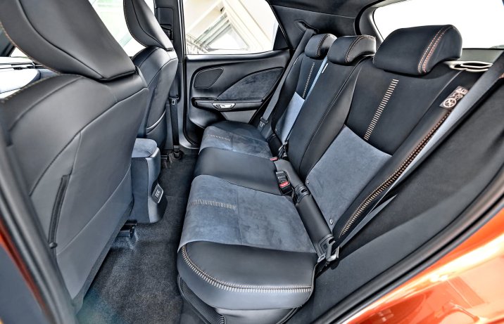 Lexus LBX – wnętrze, siedzenia z tyłu