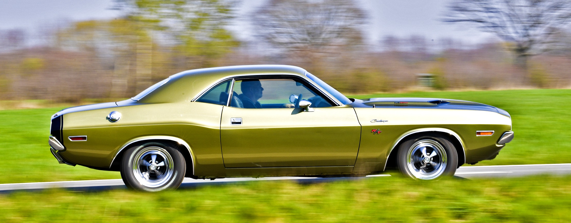 Historczne V8_Dodge Challenger bok