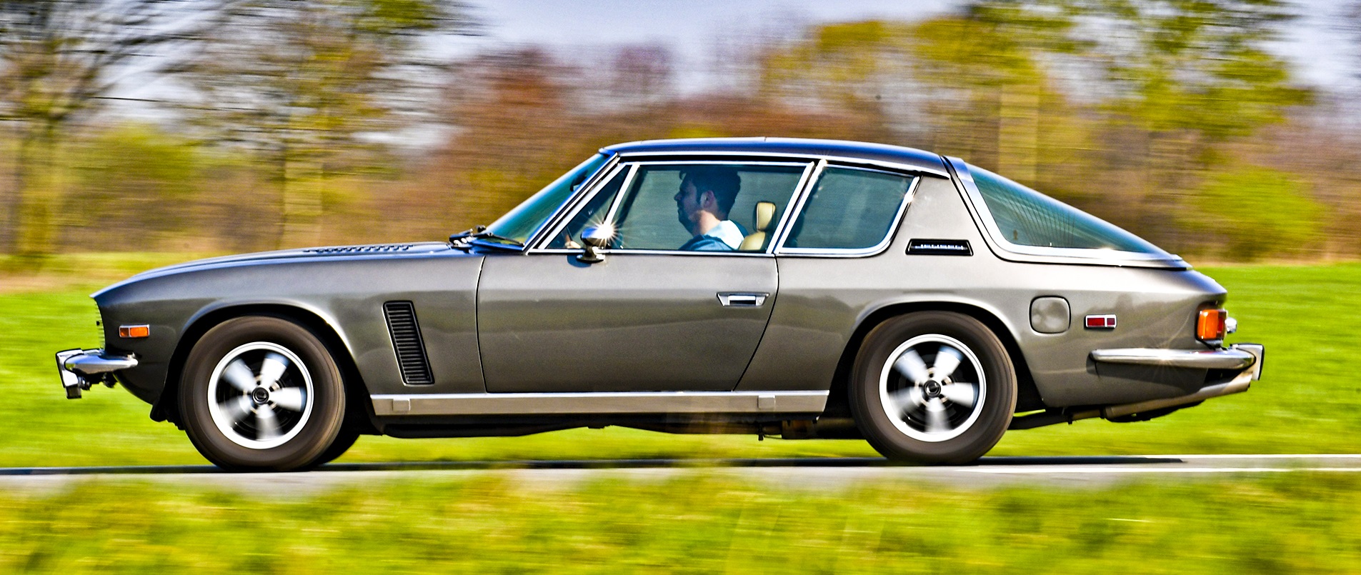 Historczne V8_Jensen Interceptor bok