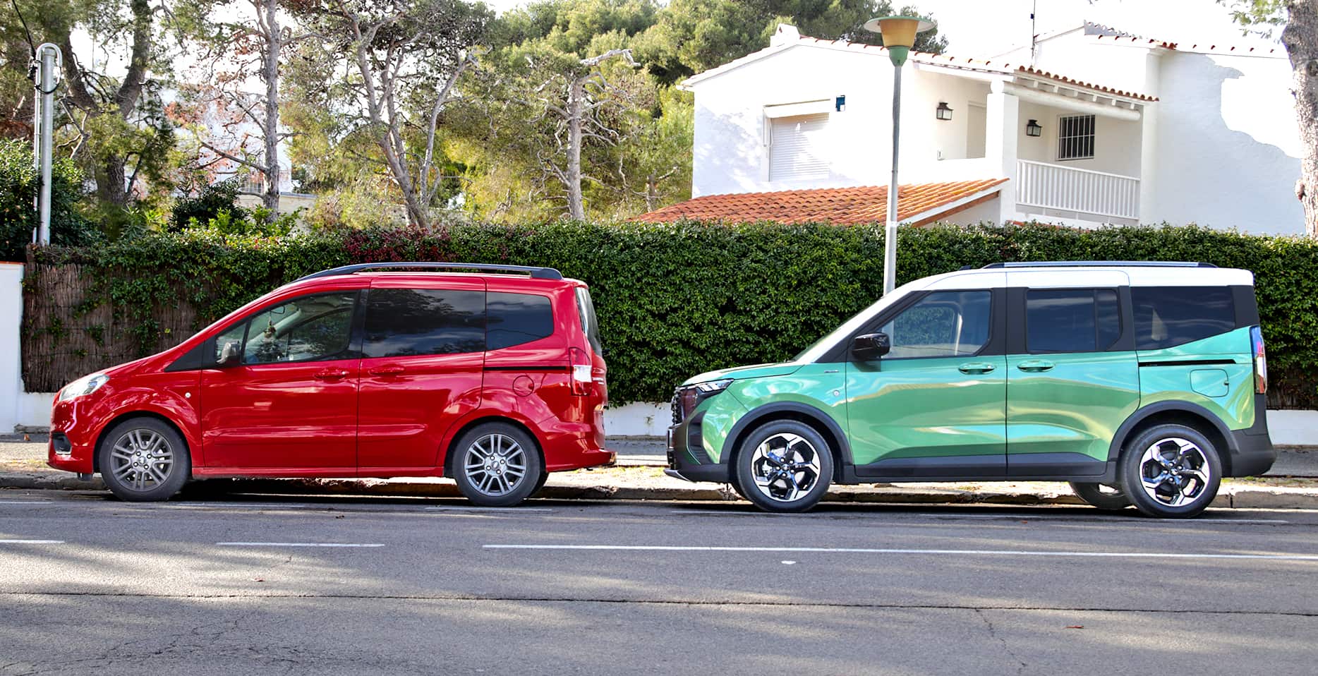 Ford Tourneo Courier czerwony i zielony boki