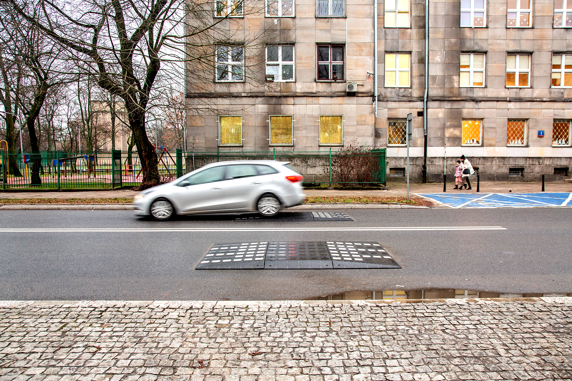 znaki na drodze_prog zwalniajacy