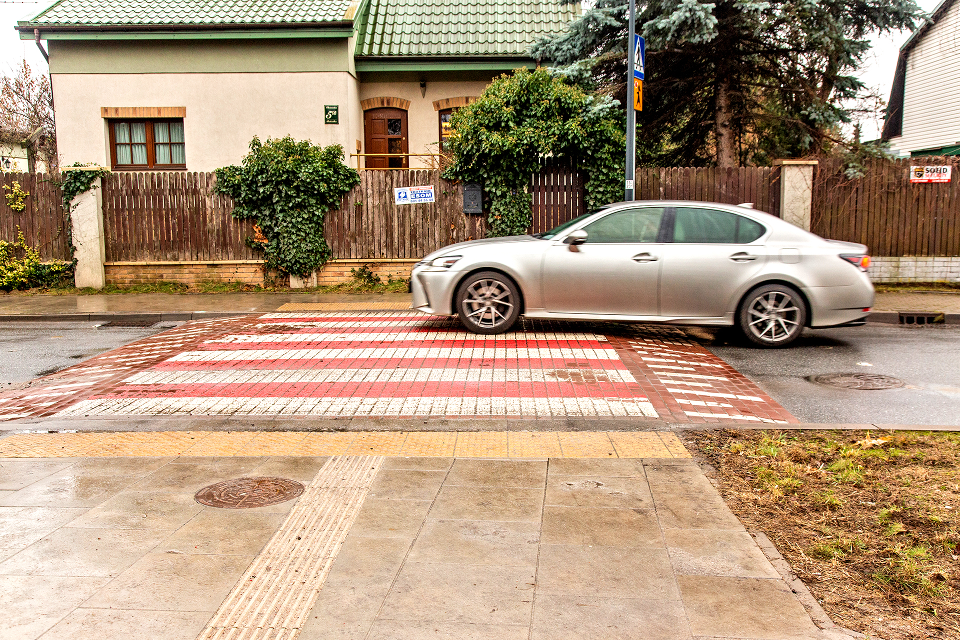 znaki na drodze_wyniesione przejscie dla pieszych