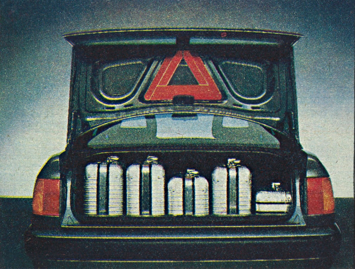 Audi 100 C4 tył z otwartym bagażnikiem