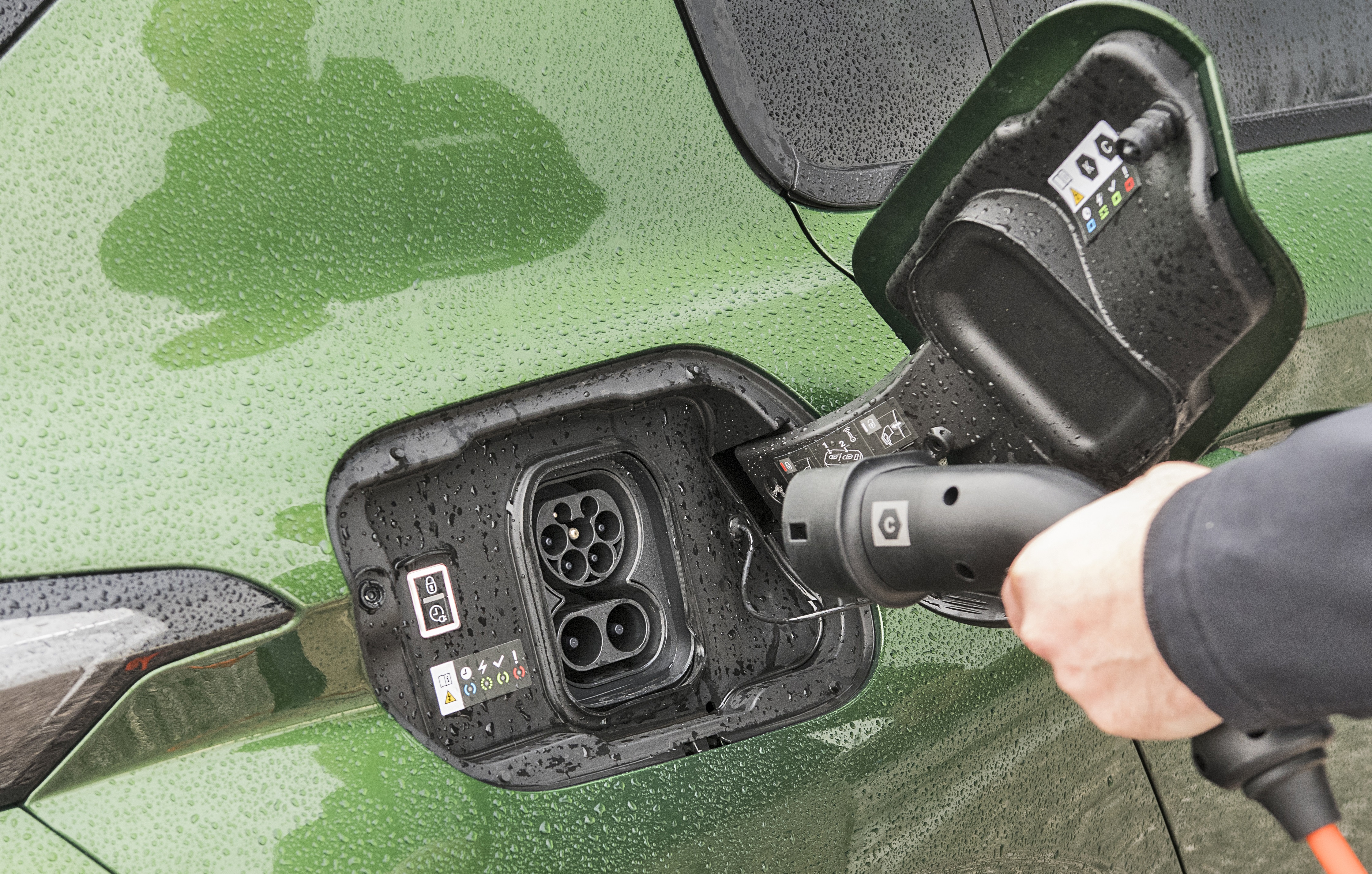 rynek aut elektrycznych_port ladowania