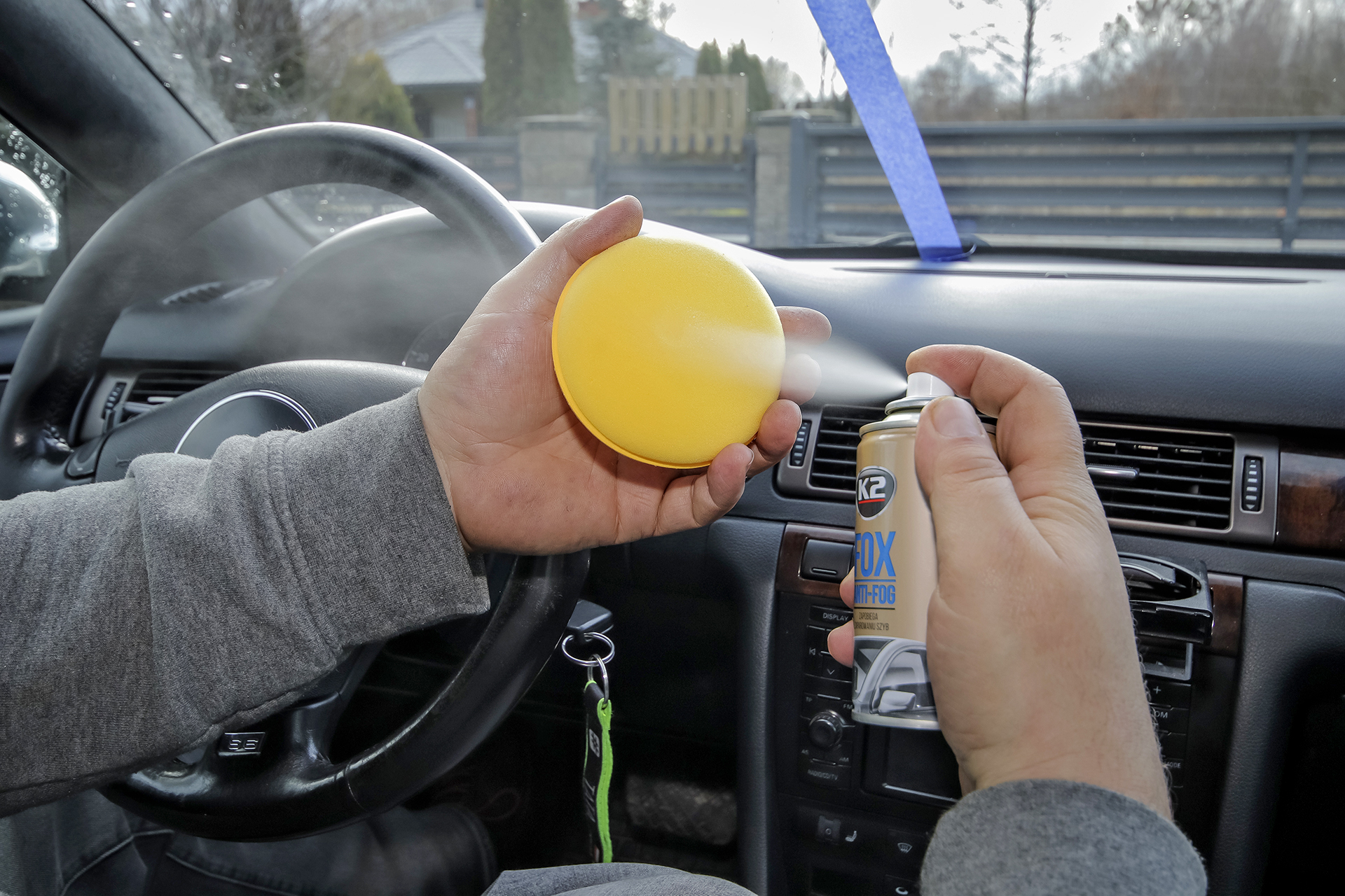 Test preparatow przeciw parowaniu szyb_naniesienie preparatu na aplikator