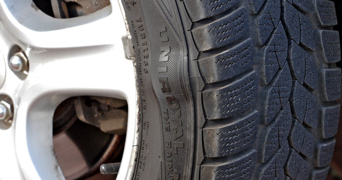 Wadliwe opony bardziej niebezpieczne niż jazda po alkoholu? Tak wynika z badania Brytyjczyków