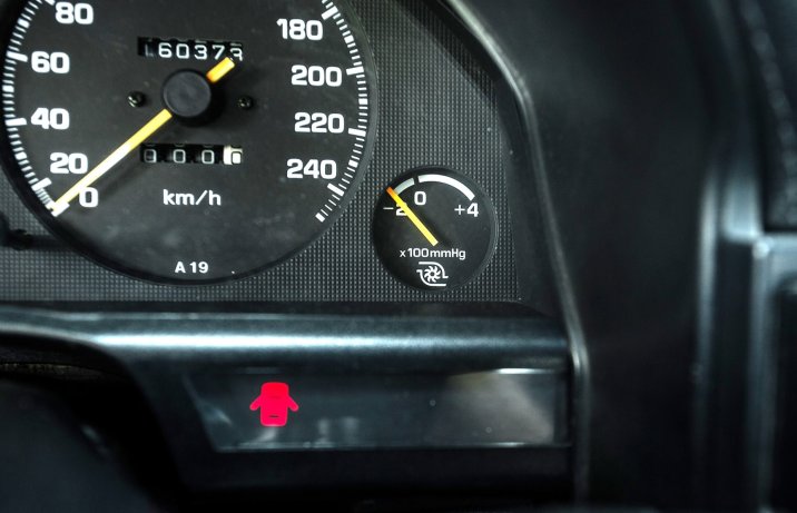 Toyota Celica (T16) – wnętrze, wskaźnik ciśnienia doładowania