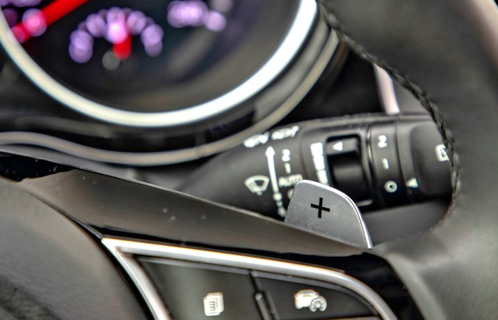 Kia Ceed SW 1.5 T-GDI 7DCT Business Line – deska rozdzielcza, łopatki przy kierownicy