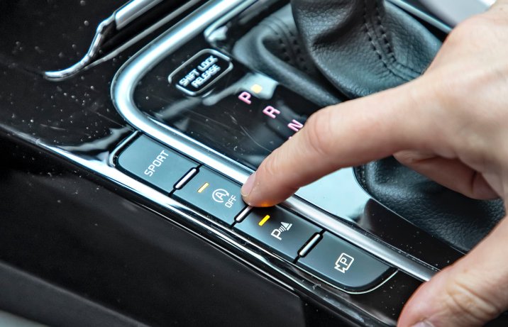 Kia Ceed SW 1.5 T-GDI 7DCT Business Line –konsola środkowa, włącznik systemu start-stop