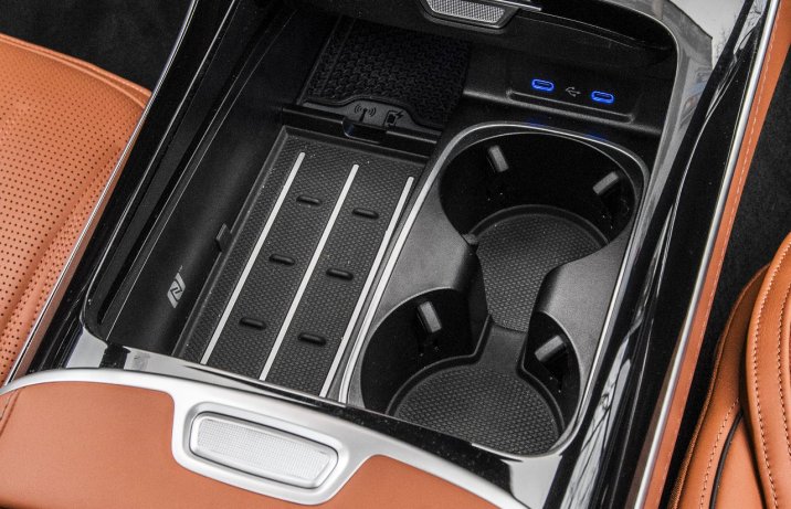 Mercedes-AMG S 63 E Performance (2024) – test – schowek między siedzeniami