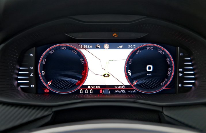Skoda Kamiq 2024 – wnętrze, wyświetlacz przed kierowcą, z mapą
