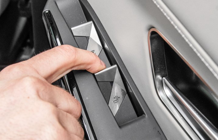 DS 7 - ustawianie oparcia kanapy