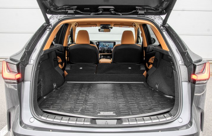 Lexus NX - bagażnik
