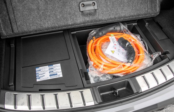 Lexus NX - schowek pod dnem