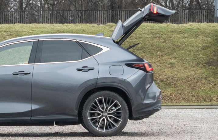 Lexus NX - klapa