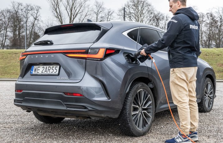 Lexus NX - ładowanie