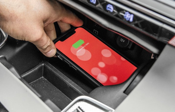 DS 7 - ładowarka indukcyjna