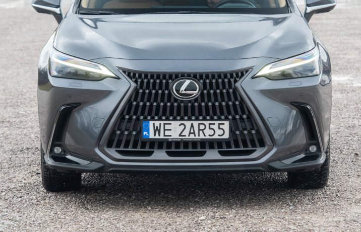 Lexus NX - front