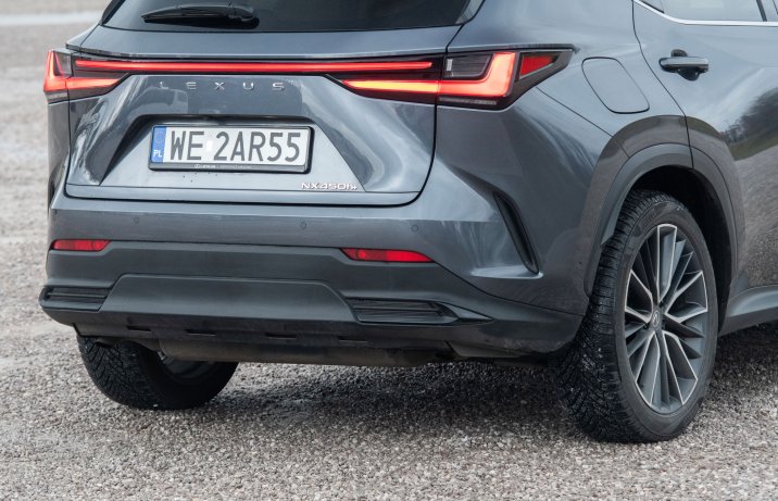 Lexus NX - tył