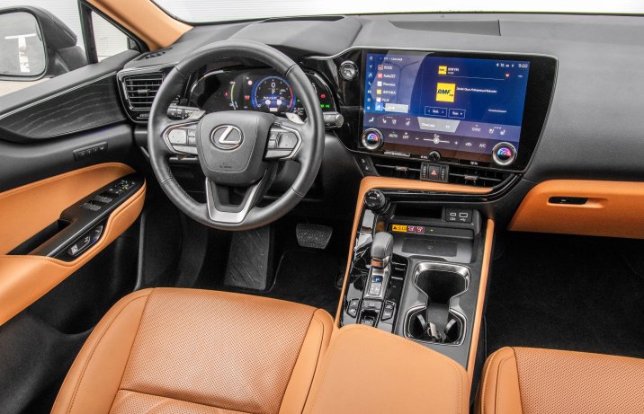 Lexus NX - kokpit
