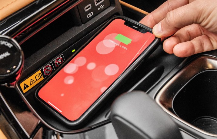 Lexus NX - ładowarka indukcyjna