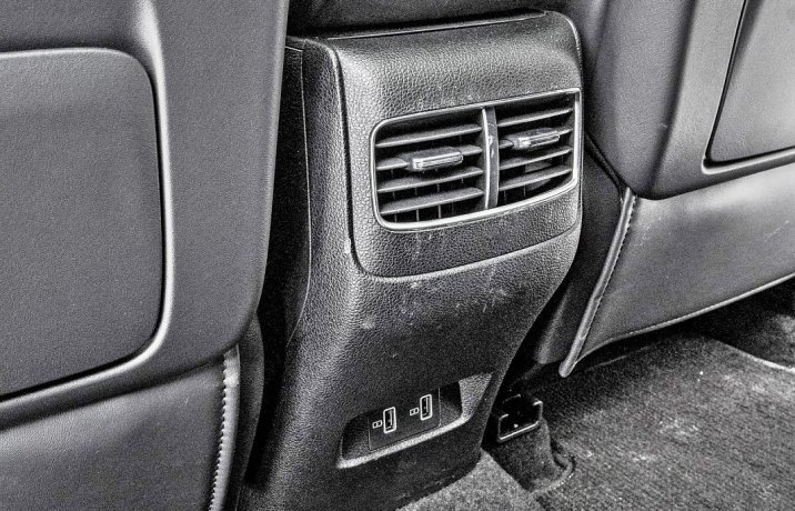 MG HS 1.5T-GDi Exclusive – nawiewy i USB tył