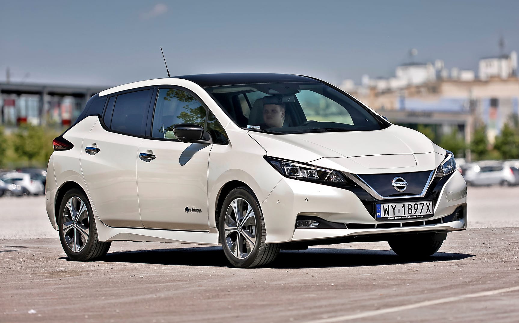nissan leaf przód