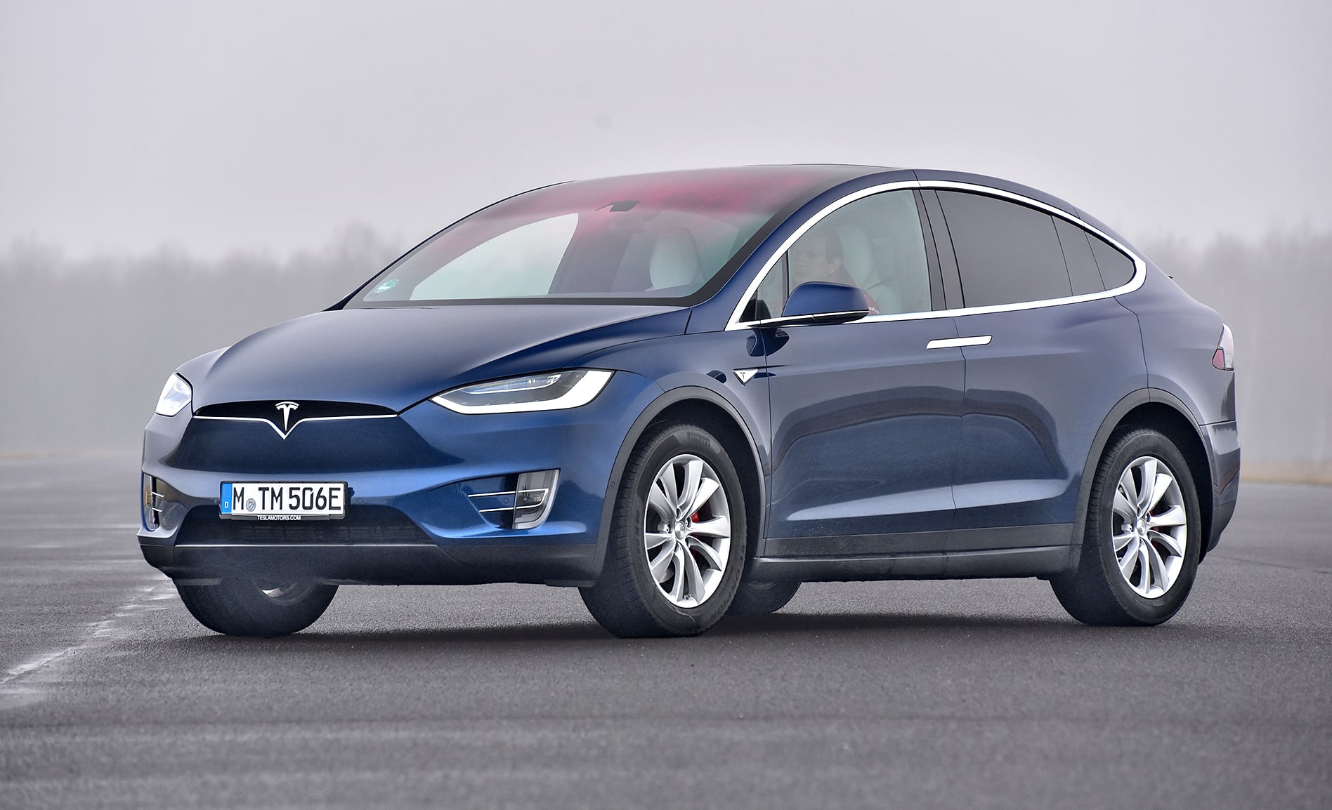 tesla model x przód