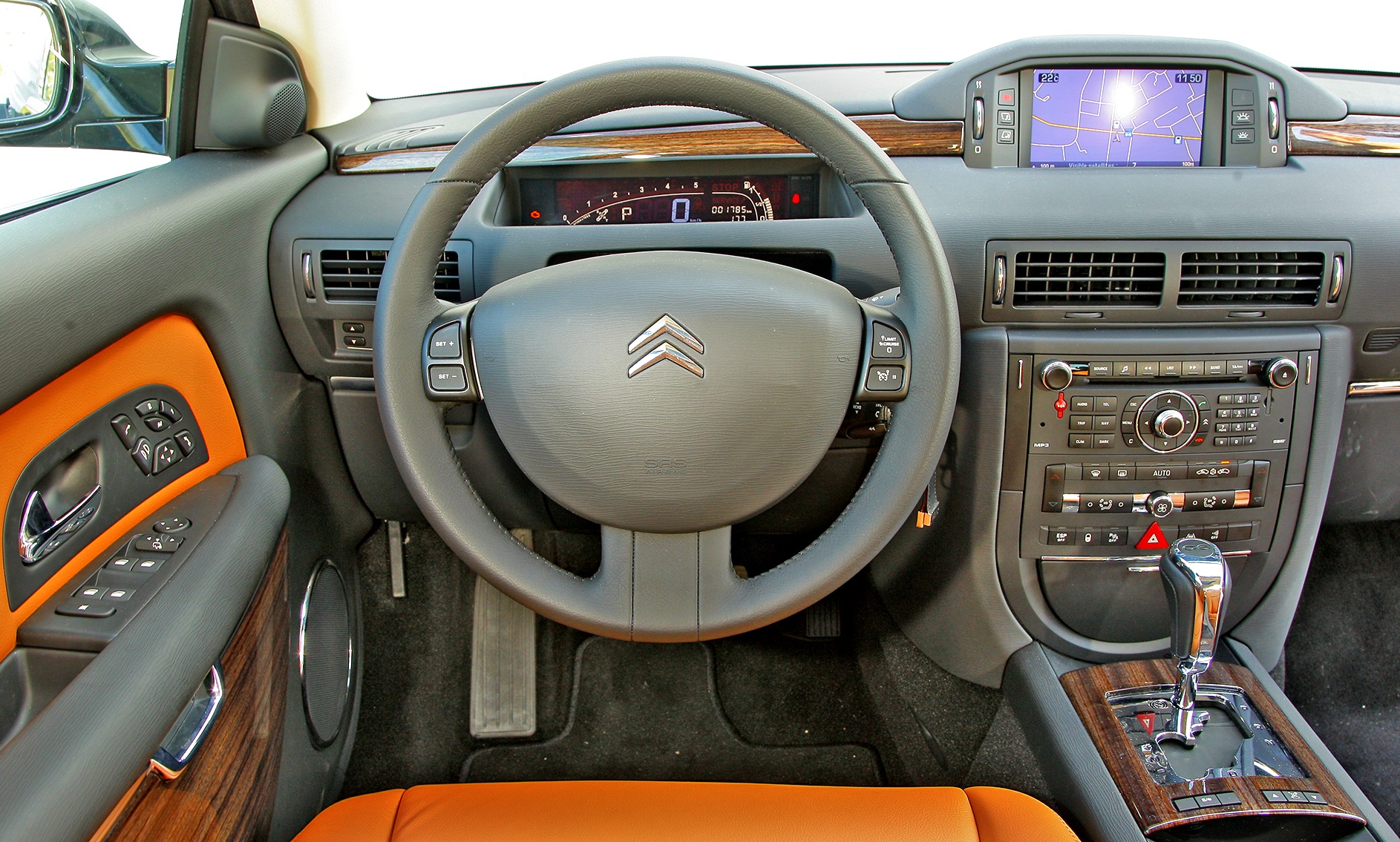 luksusowe auta popularnych marek_citroen c6 deska