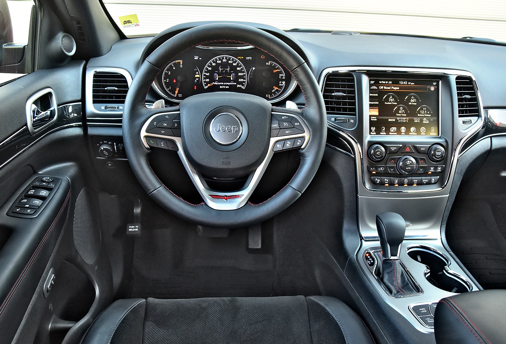 luksusowe auta popularnych marek_jeep cherokee deska