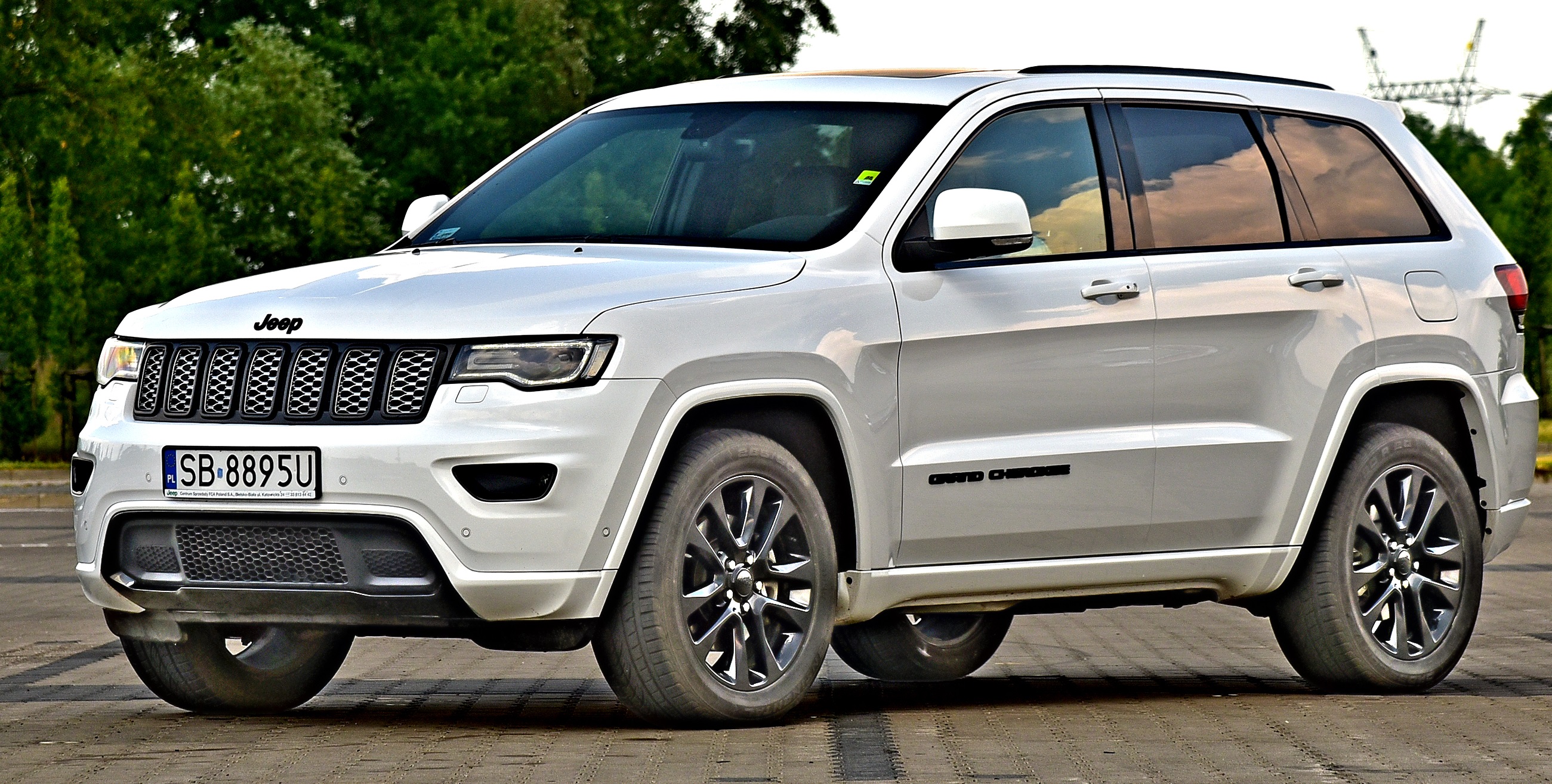 luksusowe auta popularnych marek_jeep cherokee