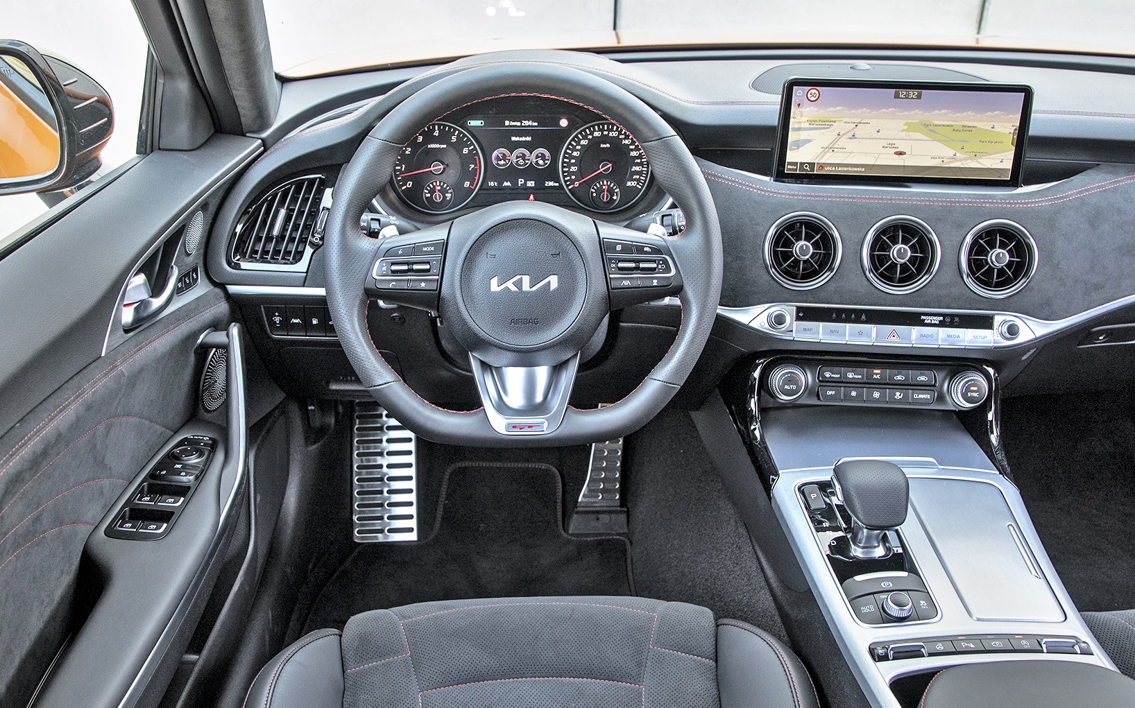 luksusowe auta popularnych marek_kia stinger deska