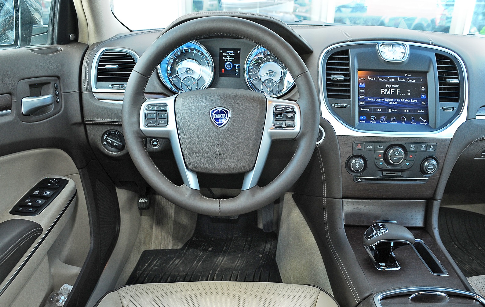 luksusowe auta popularnych marek_lancia thema deska