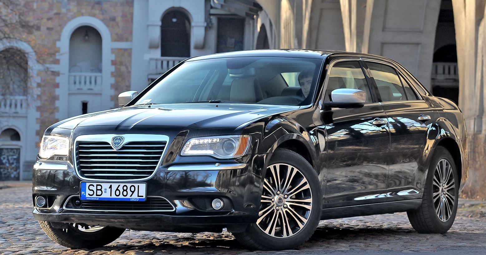 luksusowe auta popularnych marek_lancia thema
